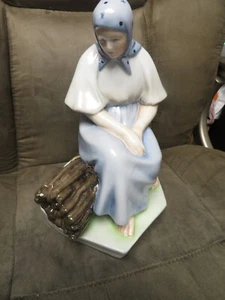 Zsolnay Porcelana Húngara Mujer Sentada en Paquete de Madera - Imagen 1 de 6
