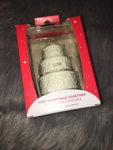 American Greetings 2018 First Christmas Together Hochzeitstorte Ornament Neu - Bild 1 von 1