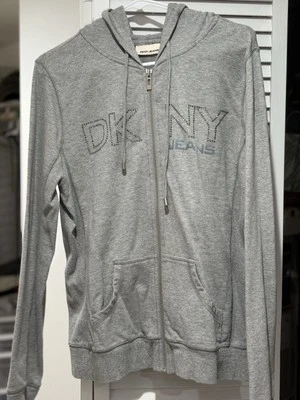 Jaqueta jeans feminina DKNY tamanho G preta com zíper com capuz logotipo enfeitado - Imagem 1 de 4