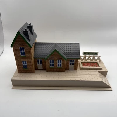 Tomy Gullane (Thomas) Limited 2005 - Trackmasters Maithwaite Station - con letrero Foto 1 de 4