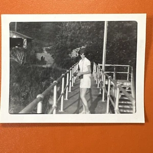 VINTAGE PHOTO women photographer with her camera sunglasses Original Snapshot - Picture 1 of 3