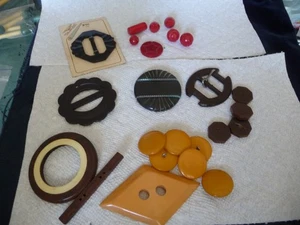 VINTAGE MIXED LOT OF BAKELITE PLASTIC WOOD BELT BUCKLES & BUTTONS #10/3 - Picture 1 of 9