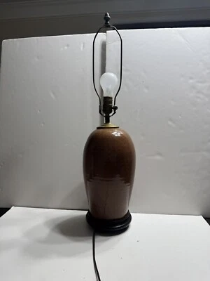 Lámpara de cerámica desconocida vintage marrón/naranja de cerámica con base de madera marrón Foto 1 de 4