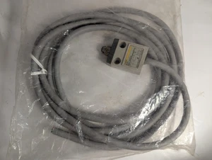 NEW GENUINE OMRON D4C-1602 LIMIT SWITCH  - Picture 1 of 10