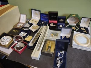 LOVELY LARGE LOT OF COSTUME JEWELLERY & COMPACTS & PAPER KNIFES - Picture 1 of 9