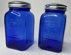 Salz- und Pfefferstreuer im Depression-Stil aus Glas (kobaltblau) - Bild 1 von 11