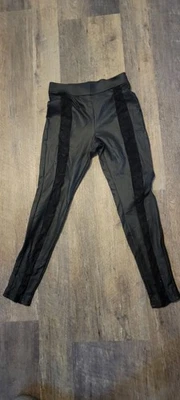 Pequeño encaje de cuero de cintura alta Foto 1 de 2