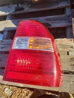 Luz trasera derecha para pasajero Kia Sportage 2005,2006,2007  Foto 1 de 4