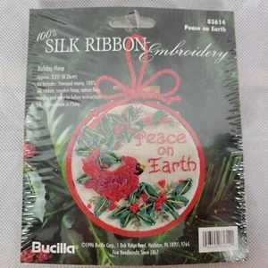 Adorno de bordado de cinta de seda Bucilla PAZ EN LA TIERRA 83614 aro sellado - Imagen 1 de 2