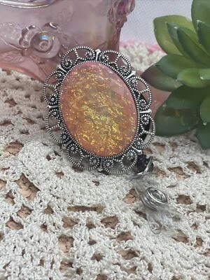 Carrete retráctil elegante rosa opalescente enfermera victoriana camafeo identificación insignia Foto 1 de 4