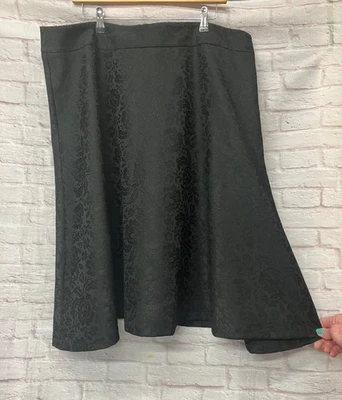 Laura Ashley ladies' black/floral skirt size 20 CG K09 - Image 1 of 4