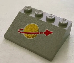 Lego 1x 3297p90 Light Gray Slope 33 3 x 4 Classic Space Logo Pattern 6970 1580 - Picture 1 of 2