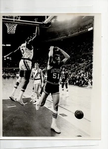 Early 1970s Braves Elmore Smith slaps ball away from Pistons Lanier Press Photo - Picture 1 of 2
