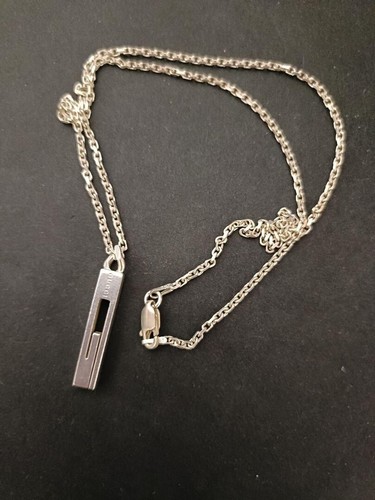 Collana con ciondolo placca logo G ritagliata Gucci argento sterling925 catena 45 cm usata
