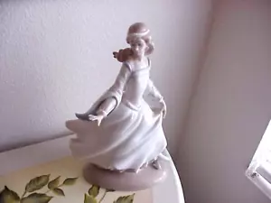LLADRO #4828, "CINDERELLA" LOST SLIPPER BY ANTONIO RUIZ, RETIRED, SPAIN - Picture 1 of 11