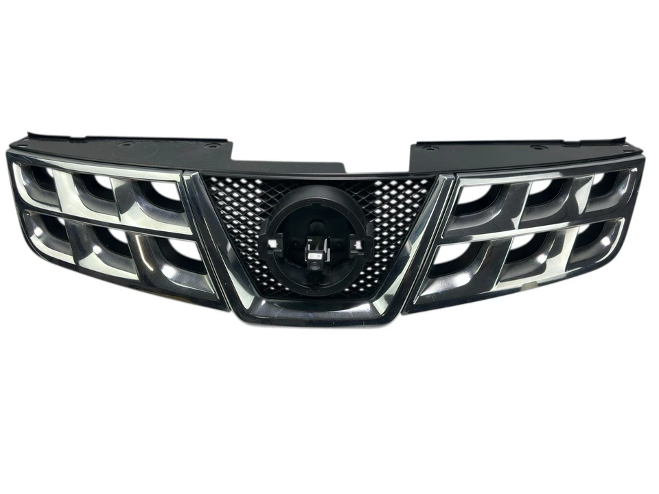REJILLA DE PARACHOQUES DELANTERO NISSAN ROGUE 2011-2015 CON CÁMARA Y EMBLEMA OEM 623101VX0A Foto 1 de 4