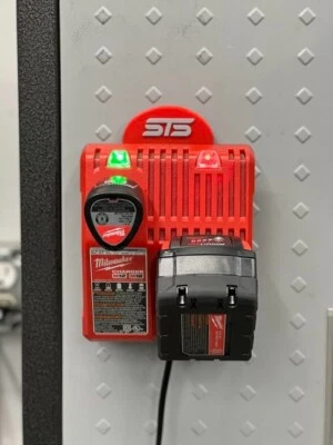 STS Auto Design MW1218 - Soporte magnético cargador de batería Milwaukee M12/M18 Foto 1 de 3