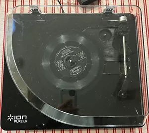 TOCADISCOS USB ION PURE LP, agrega software y cables para convertir LPs a digitales - Imagen 1 de 6