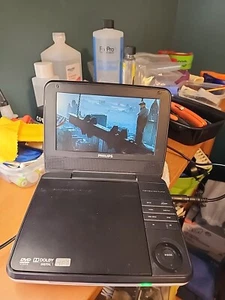 Philips PET741/37 Portable DVD Player / DVD Player W/Case, Car Charger & Straps - Picture 1 of 8