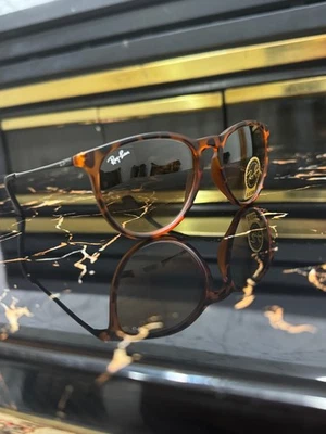Óculos de sol Ray-Ban Erika RB4171 feminino armação de tartaruga marrom lente gradiente - Imagem 1 de 4
