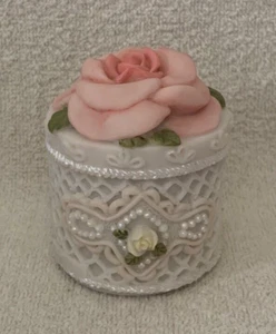 1995 Dezine Hand Painted PINK & WHITE ROSES & PEARLS Ceramic Trinket Box - NEW - Picture 1 of 4