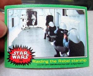 Tarjeta coleccionable de Star Wars 1977 serie verde #233 Raiding the Rebel Starship - Imagen 1 de 2