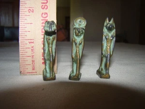 Vintage Menge 3 Miniatur Ägyptische Gottheit Götter Patiniert Metall Statue Amulett - Bild 1 von 9