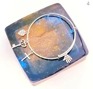 Handgefertigter Armreif Armband mit Hand - Bild 1 von 3