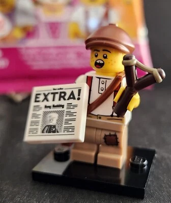 Lego Minifigure 71037 Series 24 Newspaper Kid - Image 1 of 4