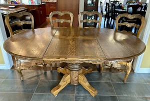 Solid oak dining set: round pedestal table w/ hidden extension leaf + 4 chairs - Picture 1 of 21