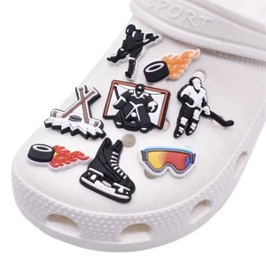 7 x Charm per scarpe a tema hockey su ghiaccio scarpe sport charms adatti per Crocs - Foto 1 di 3