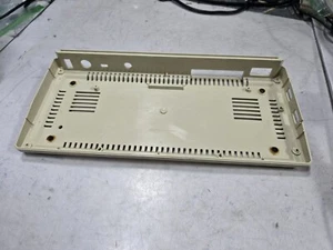Estuche inferior Atari 600 XL #2-intacto-buena parrilla y orificios para tornillos-solo OK-PIEZAS - Imagen 1 de 16
