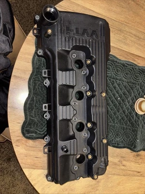 Tampa de válvula VVT-I Toyota Corolla 2005-2015 2,7 L, 4 cilindros. Novo em folha - Imagem 1 de 4