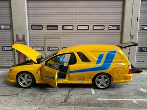 Holden VY SS Custom Sandman EXPO 2013 Devil Yellow Classic Carlectables 1:18 - Bild 1 von 20