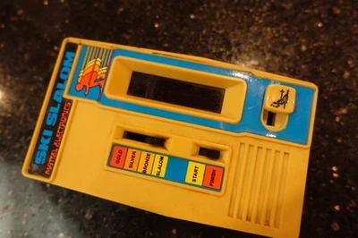 Mattel ESQUÍ SLALOM Vintage Electrónico Portátil Mesa Arcade Videojuego B7 LEER Foto 1 de 4