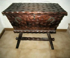 Cassapanca in legno intagliato,inserti, maniglie in ferro battuto.Italia del 900 - Foto 1 di 5
