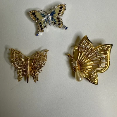 Conjunto de 3 broches mariposa monet y sin firmar tono dorado plata bisutería Foto 1 de 4