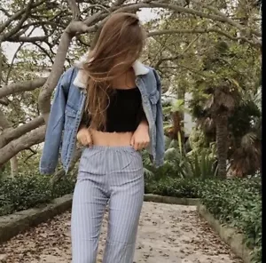 Neu! Brandy Melville dunkelblau/weiß gestreifte fließende Pull Up Frankie Hose S/M - Bild 1 von 6