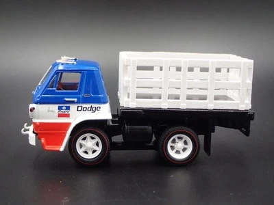 1966 66 DODGE L600 COE MOPAR STAKEBED TRUCK Modello In Diecast In Scala 1/64 - Immagine 1 di 4