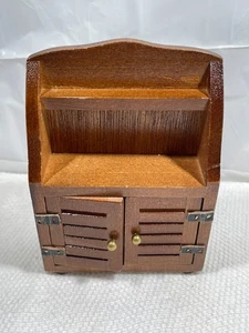 Vintage 70er Jahre Puppenhaus Mini Holzschrank mit Lederscharnieren und Metallknöpfen - Bild 1 von 8