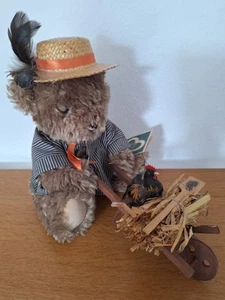 Sammler Geschenk Schmider Creativ Bär Bauer Mit Schubkarre und Hahn.   - Bild 1 von 6