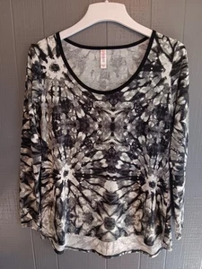 LuLaRoe Black White Floral Shirt Top Women's Size Medium (Ji) - Picture 1 of 5