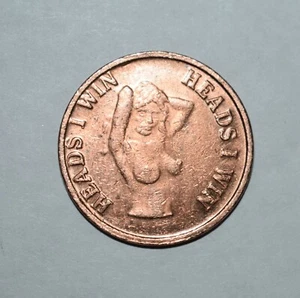 C4. EIN (1) ERWACHSENES GIRLIE, "KÖPFE GEWINNE ICH, SCHWANZ VERLIERST DU", VOLLBUSIGES MÄDCHEN, IN BRONZE, 1" - Bild 1 von 2