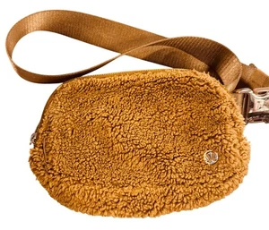 Lululemon Everywhere Sherpa Fleece Crossbody Gürteltasche Burnt Caramel - Bild 1 von 9
