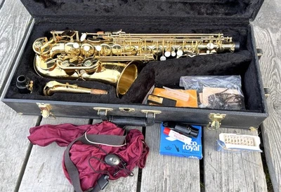 Saxofón alto Buescher BU-4 tono dorado en estuche original Foto 1 de 4