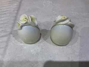 Retro Salz und Pfefferstreuer "franz" calla Lilie gelb und weiß geblümt 5,5 x 8 cm - Bild 1 von 4