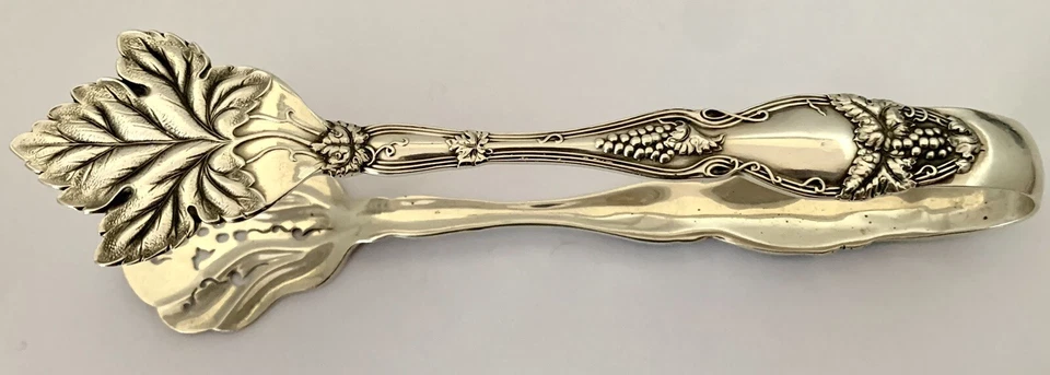 PRECIOSAS PINZAS INTERNACIONALES PARA SERVIR O HIELO PATRÓN DE UVA CLOETA PLATA ESTERLINA Foto 1 de 4