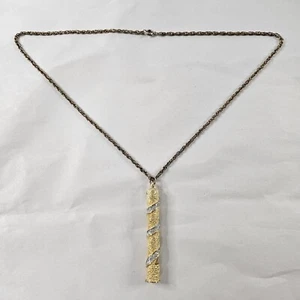 Collar Colgante Silbato Texturizado Tono Dorado y Estrás 24" De Colección - Imagen 1 de 8