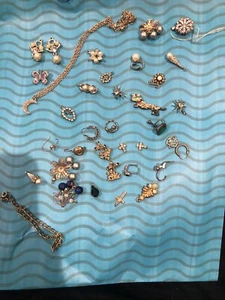 VINTAGE LOT OF JEWELRY BITS AND PIECES FOR PARTS OR REPAIR SOME WEARABLE 30+ H2 - Picture 1 of 8