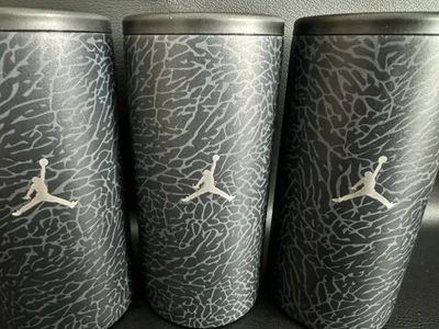 Air Jordan Elephant Print Slim Can Koozie sellado al vacío doble pared 12 oz (1) Foto 1 de 4